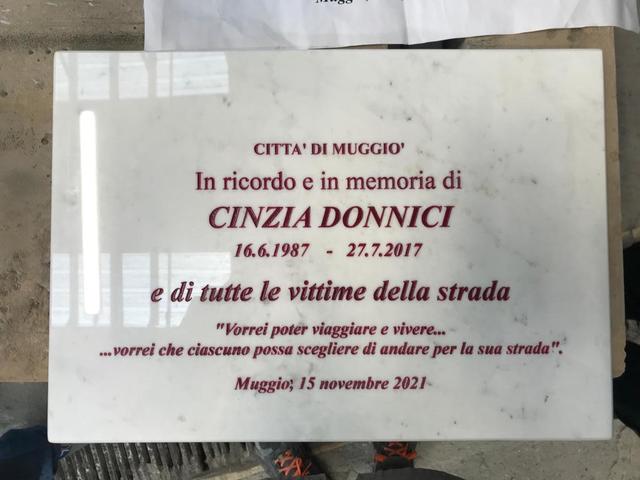 Una targa in memoria di Cinzia Donnici